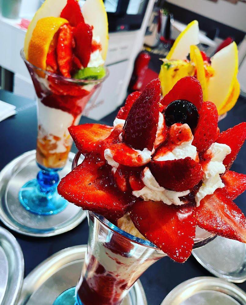Erdbeer-Eisbecher mit frischen Erdbeeren