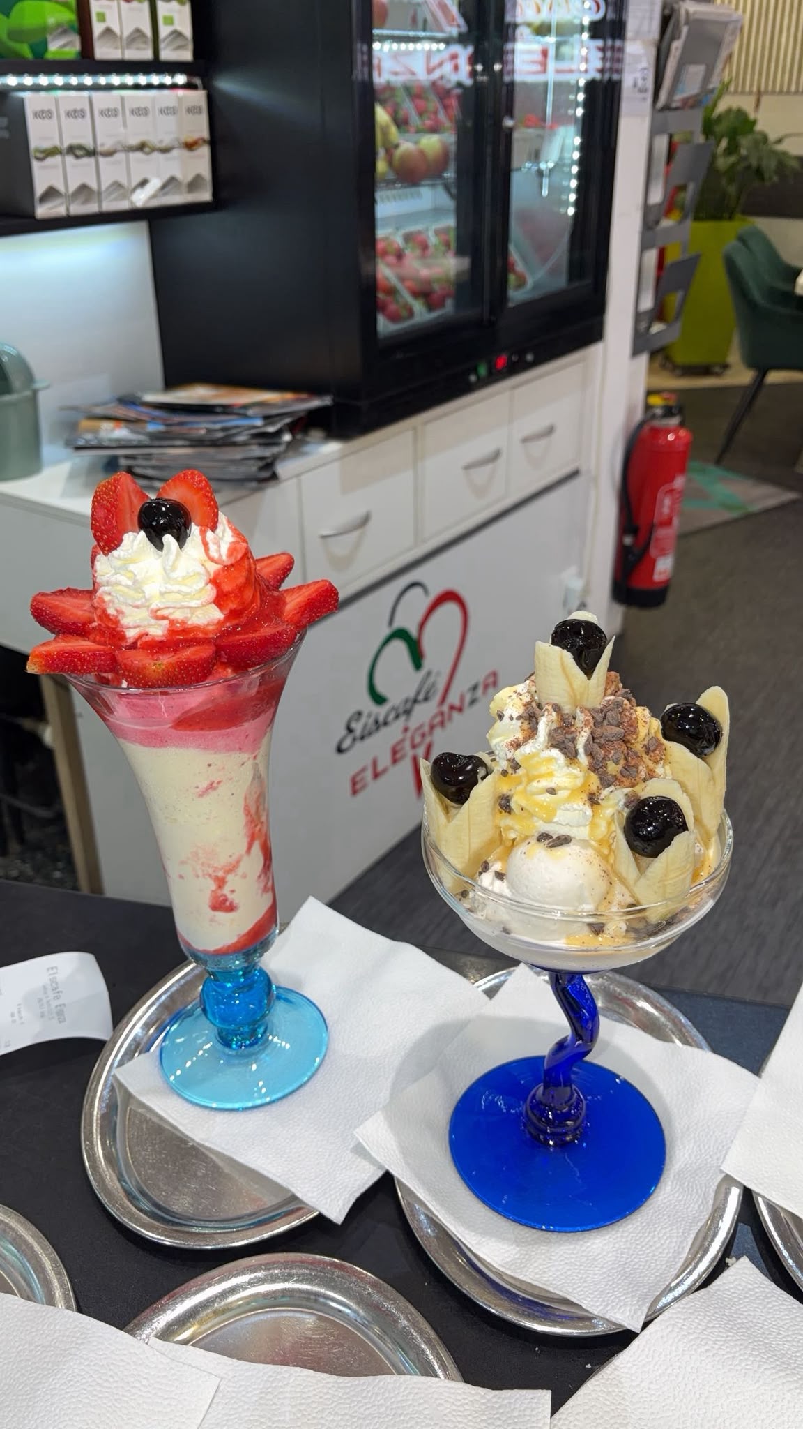 Mango-Eisbecher mit Früchten