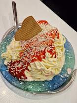 Spaghetti-Eis mit Sahne und Erdbeersoße