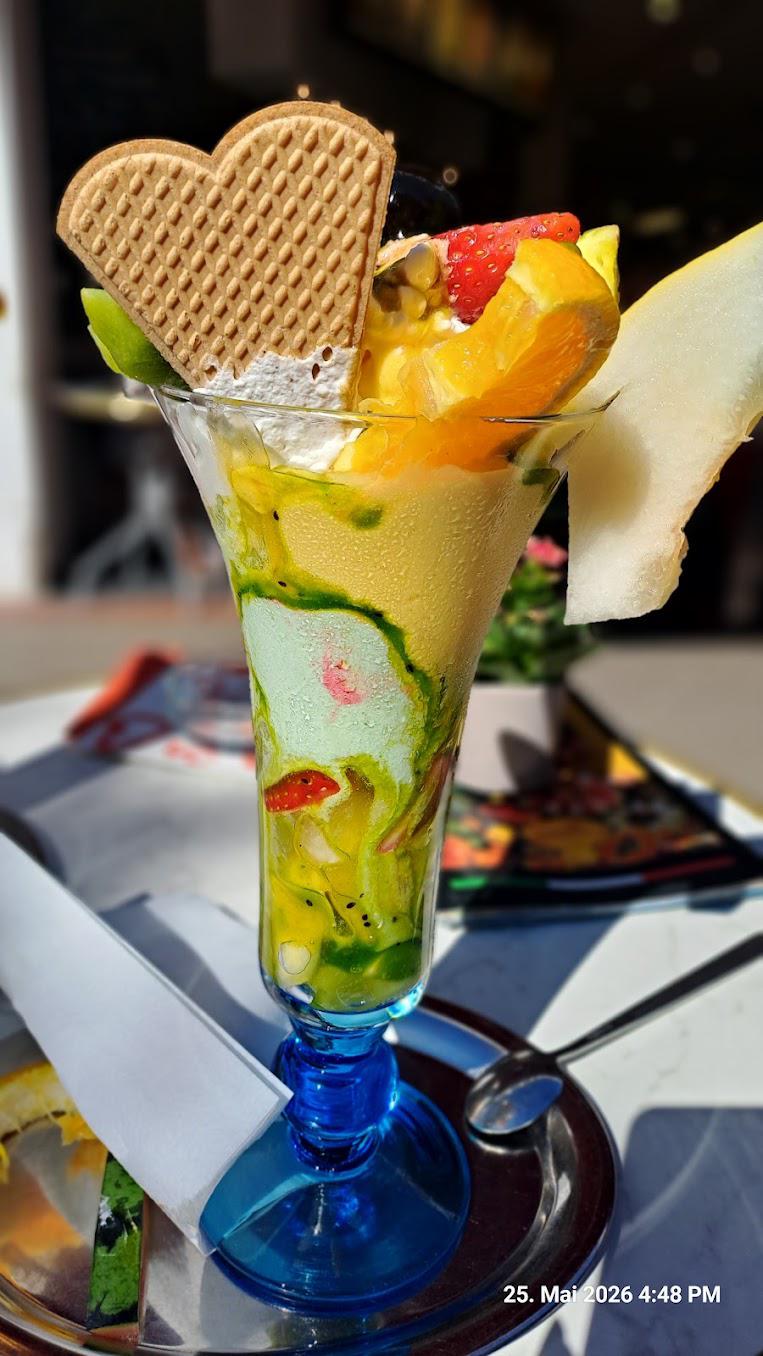 Fruchtiger Eisbecher mit Waffel und Früchten