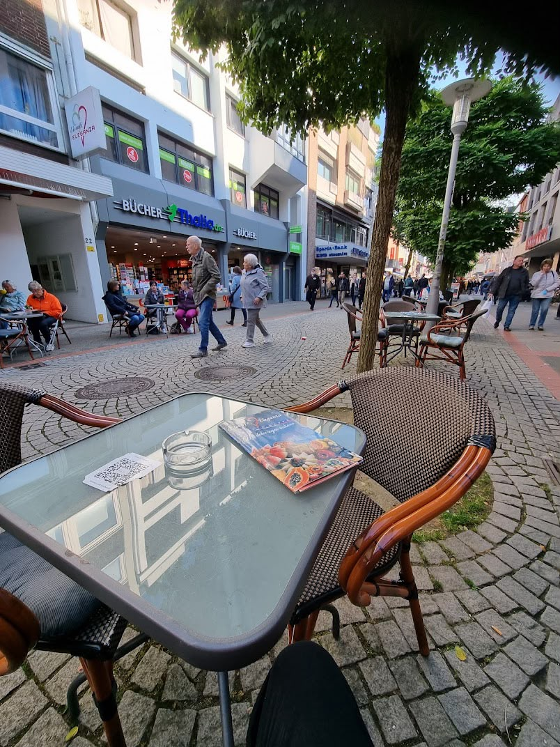 Café Eleganza Außenbereich in der Fußgängerzone