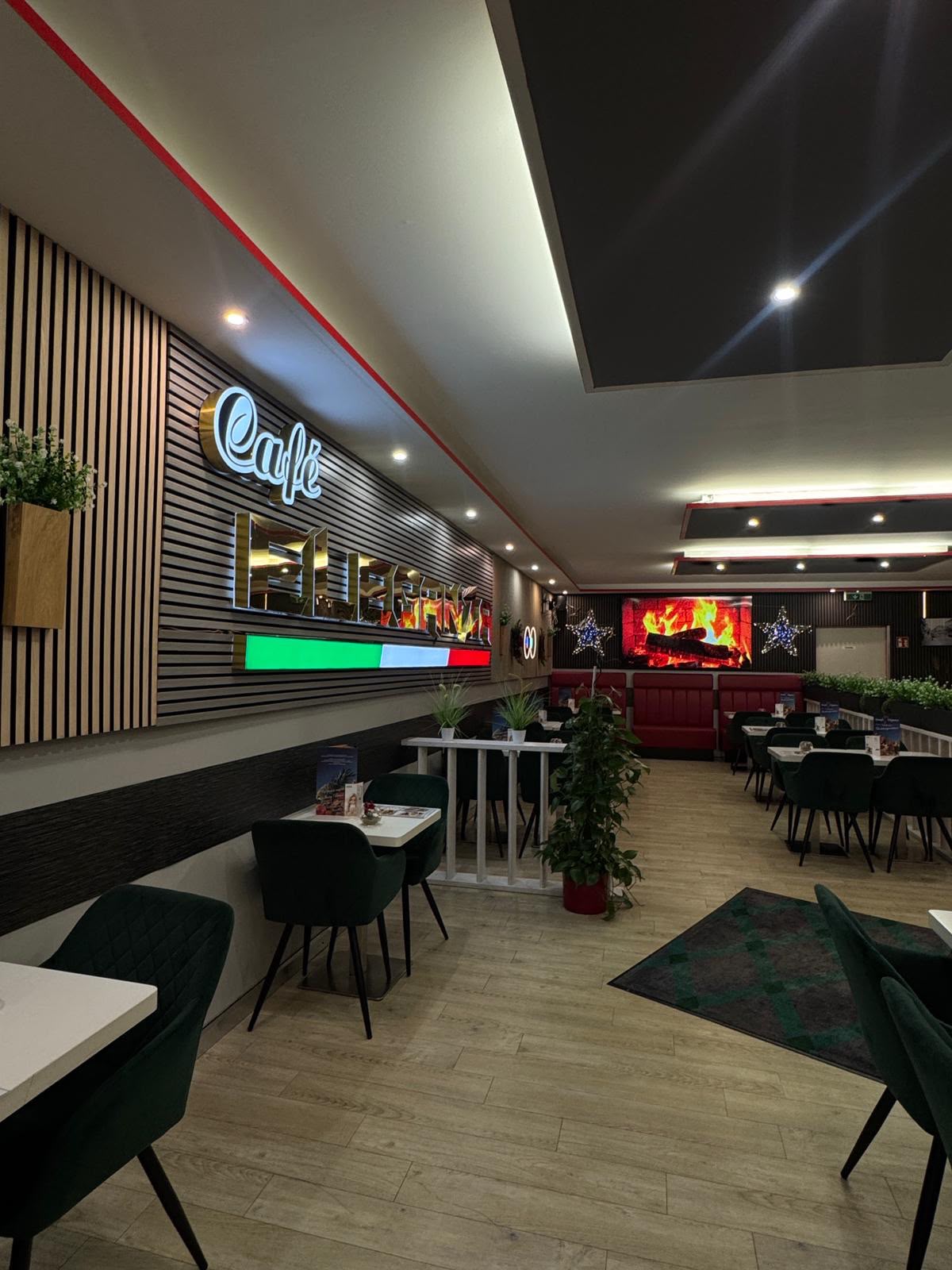 Gemütlicher Innenbereich von Café Eleganza